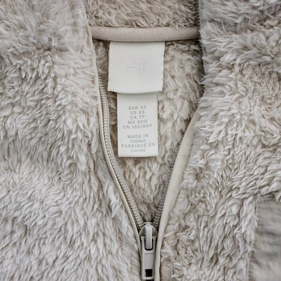 H&M Cream Colored Faux Fur Lightweight Quarter Zip Teddy Vest - Picture 6 of 8